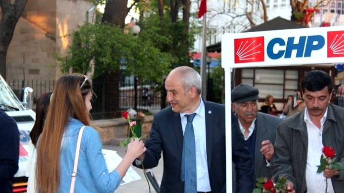 Fazıl Kasap Annelere Karanfil Dağıttı