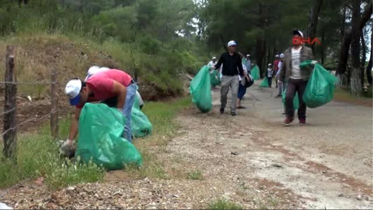 Fethiye Piknikçilerin Kirlettiği Kıyıları Temizlediler
