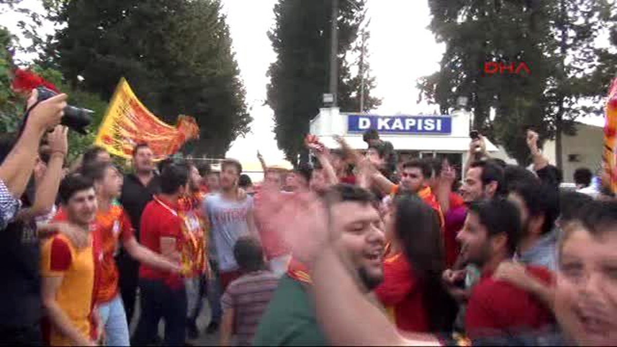 Galatasaray\'a Adana\'da Coşkulu Karşılama