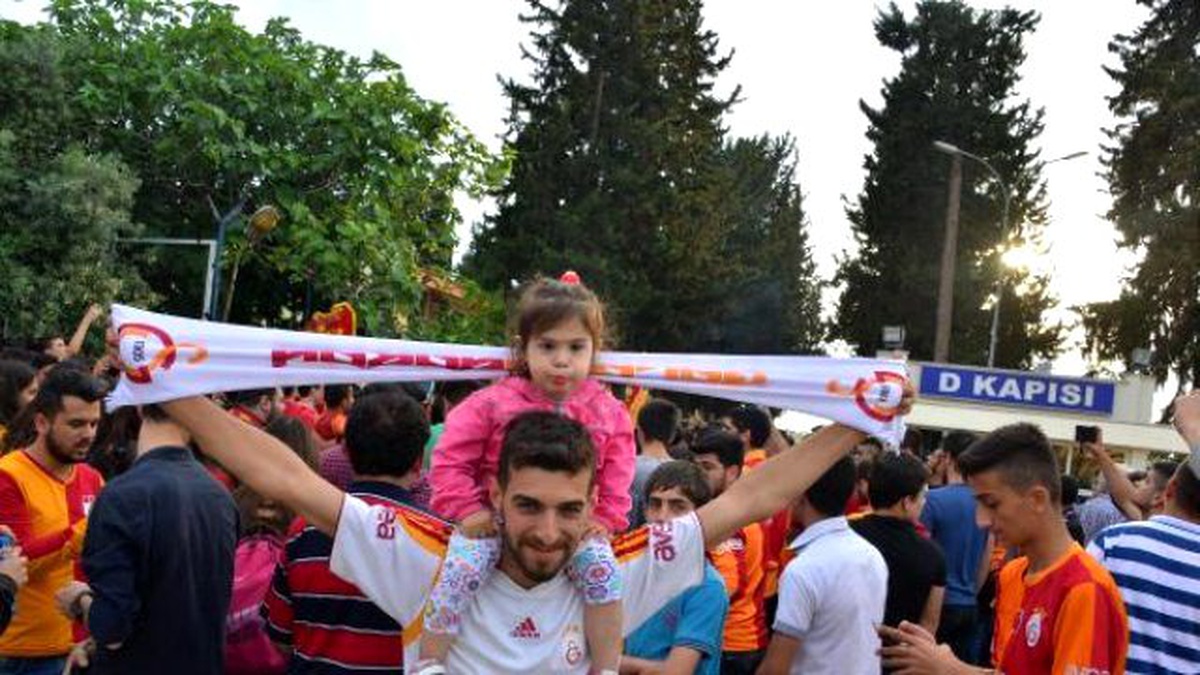 Galatasaray\'a Adana\'da Coşkulu Karşılama