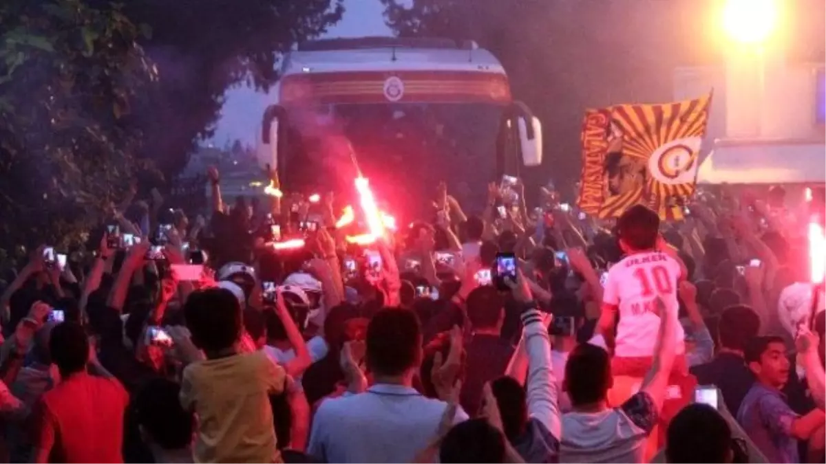 Galatasaray Kafilesi Adana\'da