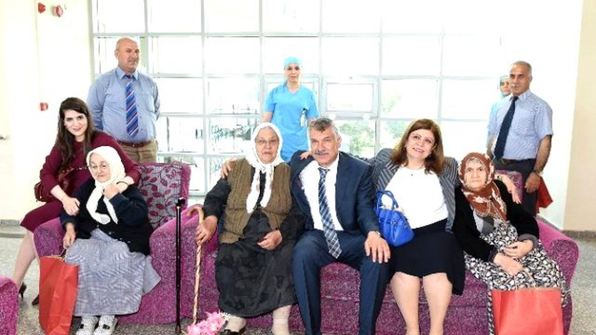 Karalar Çifti Huzurevindeki Anneleri Unutmadı