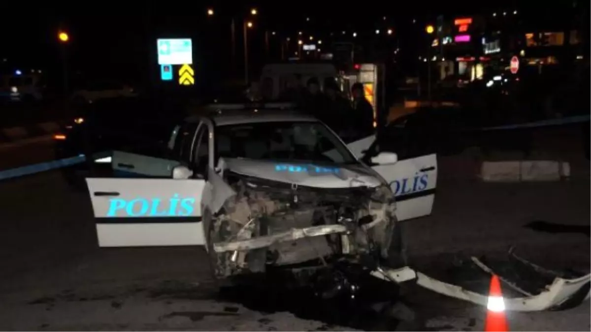 Polis Otosu Otomobille Çarpıştı: 3 Yaralı