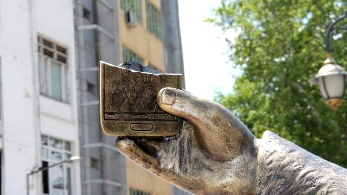 Selfie Çeken Şehzade Heykeline İkinci Saldırı