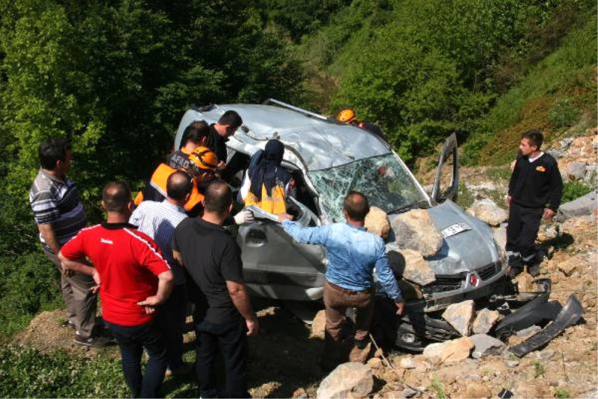 Takla Atan Araç Uçuruma Düşmesin Diye Kaputuna Kaya Parçaları Kondu: 2 Ölü, 3 Yaralı