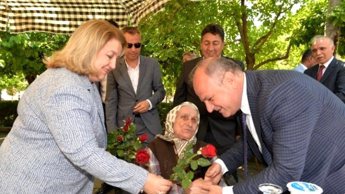 Vali Çakacak Huzurevi\'ndeki Anneleri Ziyaret Etti
