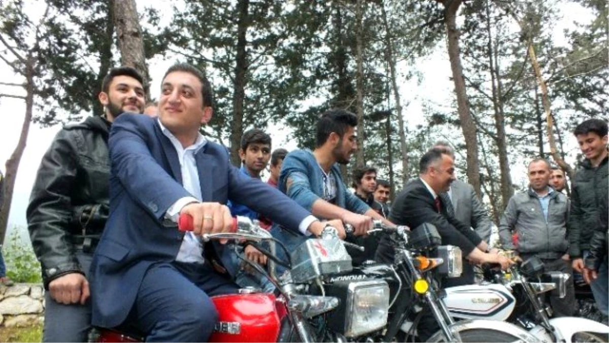 Vekil Adayının Motosikletli Seçim Gezisi