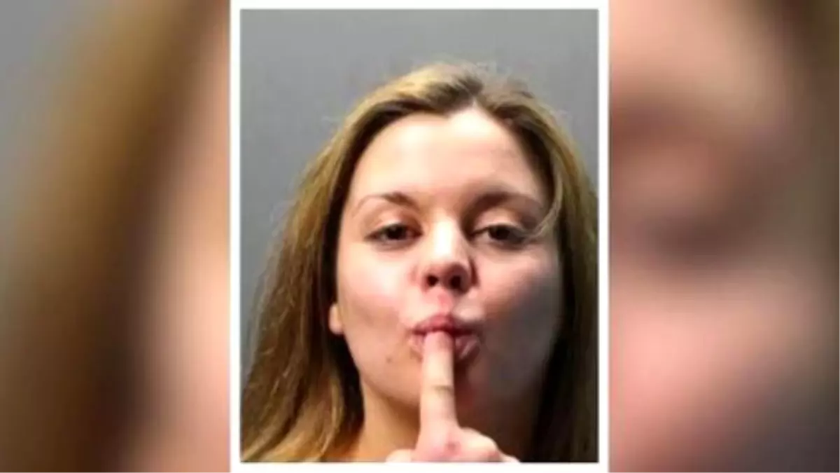 Woman Sucks On Finger İn Mugshot