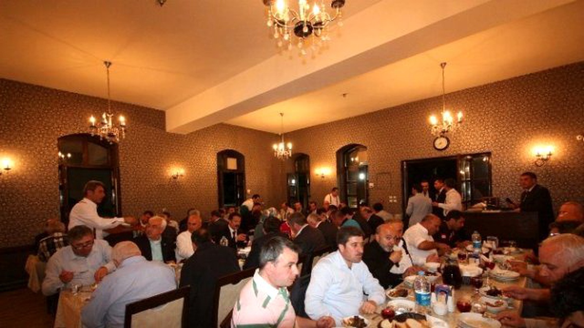 AK Parti Osmangazi İlçe Teşkilatının Eski ve Yeni Yöneticileri Bir Araya Geldi