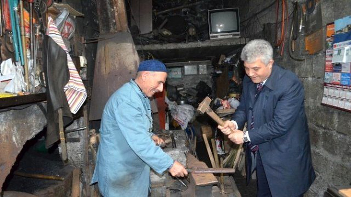 AK Parti Trabzon Milletvekili Adayı Günnar Demircide Örsün Başına Geçip Demir Dövdü