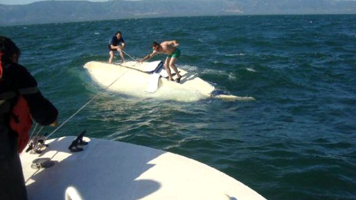 Alabora Olan Teknedekileri Jandarma Kurtardı