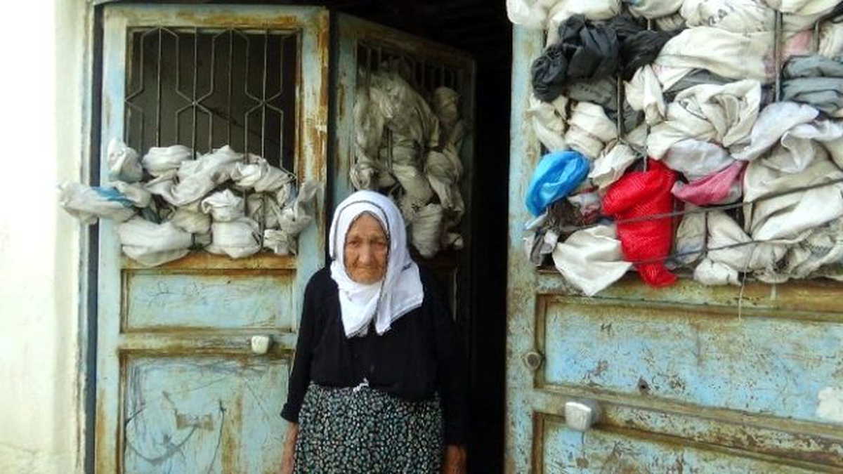 Alzheimer Hastası Yaşlı Kadın Yardım Bekliyor