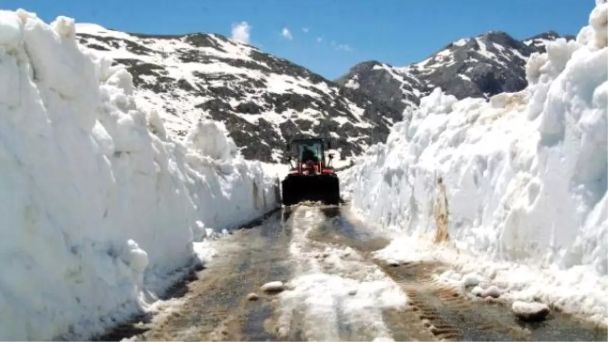 Antalya\'da Yayla Yolunda Kar Mücadelesi