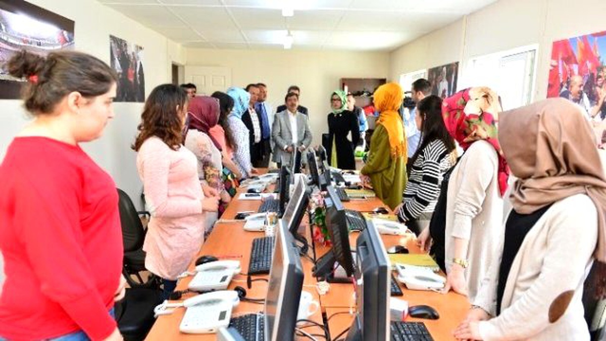 Bakan Güllüce\'den Gençlere, "Fotoğrafları Saklayın" Tavsiyesi