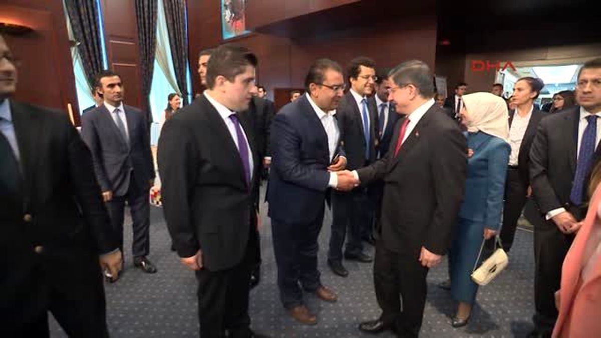 Davutoğlu Engelli Kadının Okuduğu Şiiri Gözleri Dolarak Dinledi
