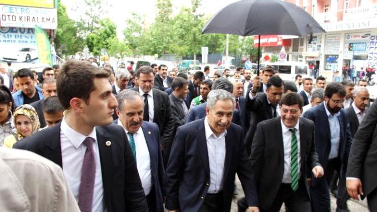 Başbakan Yardımcısı Arınç Diyarbakır\'da Esnafı Ziyaret Etti