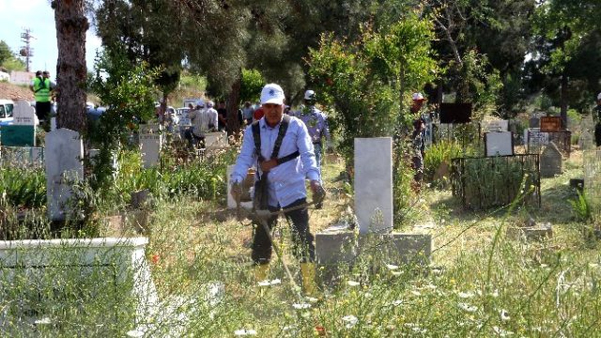 Başkan ve Meclis Üyelerinden Mezarlık Temizliği