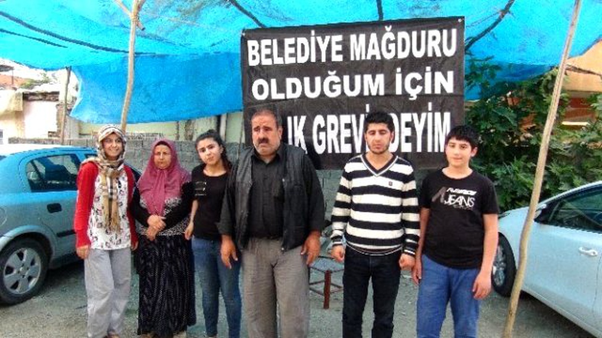 Belediye 130 Bin TL Ceza Kesince Evinin Önünde Açlık Grevine Başladı