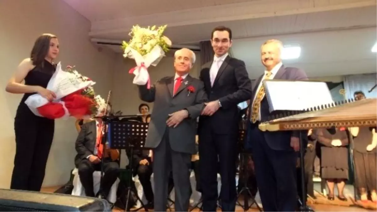 Burhaniye\'de Gönül Dostları Coşturdu