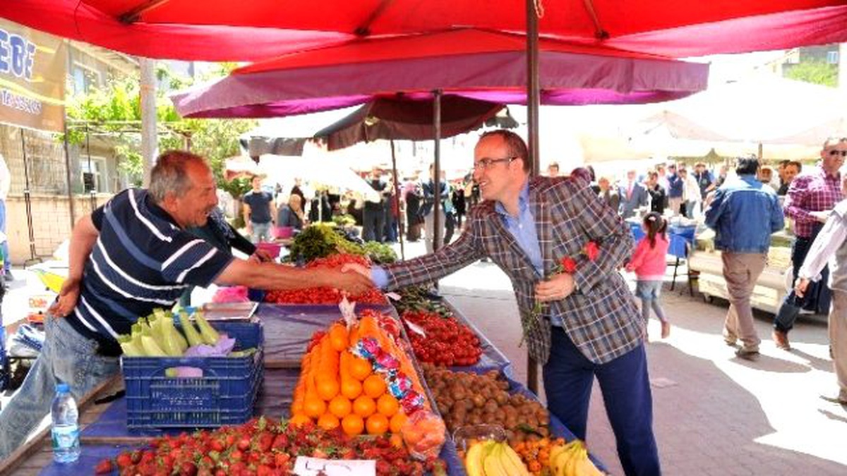 Çanakkale AK Parti Milletvekili Adayı Bülent Turan, Memleketi Lapseki\'de Pazarcı Esnafıyla Buluştu.