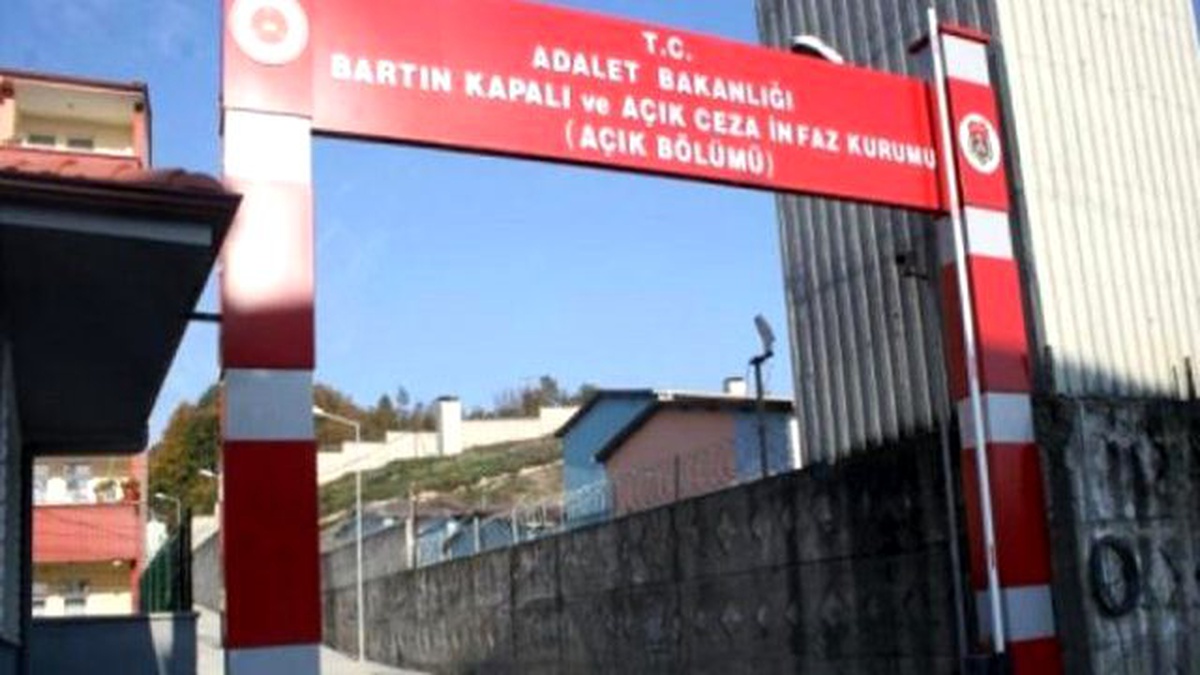 Cezaevi Avlusuna Atılan Toptan Esrar Çıktı