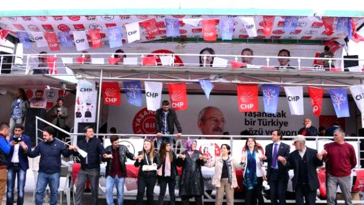 CHP\'liler Seçim Kurulu\'nun Kararını Halayla Kutladı