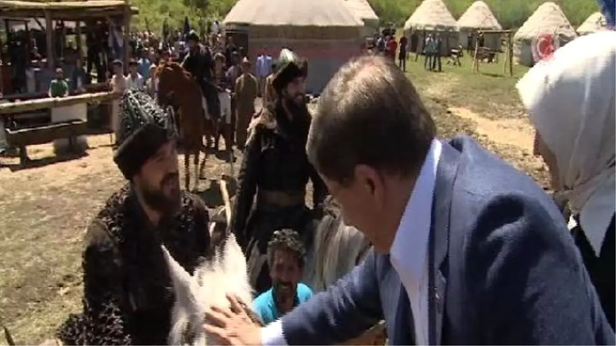 Davutoğlu, "Diriliş Ertuğrul" Dizisinin Setini Gezdi