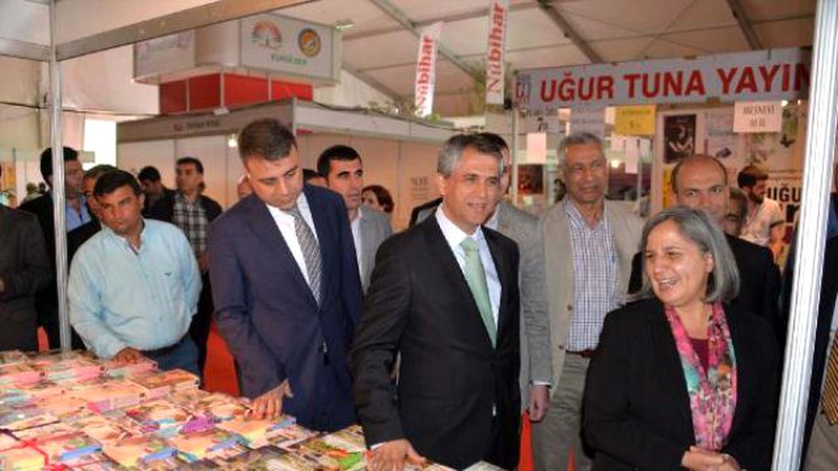 Diyarbakır\'da \'1\'inci Amed Kitap Fuarı\' Açıldı