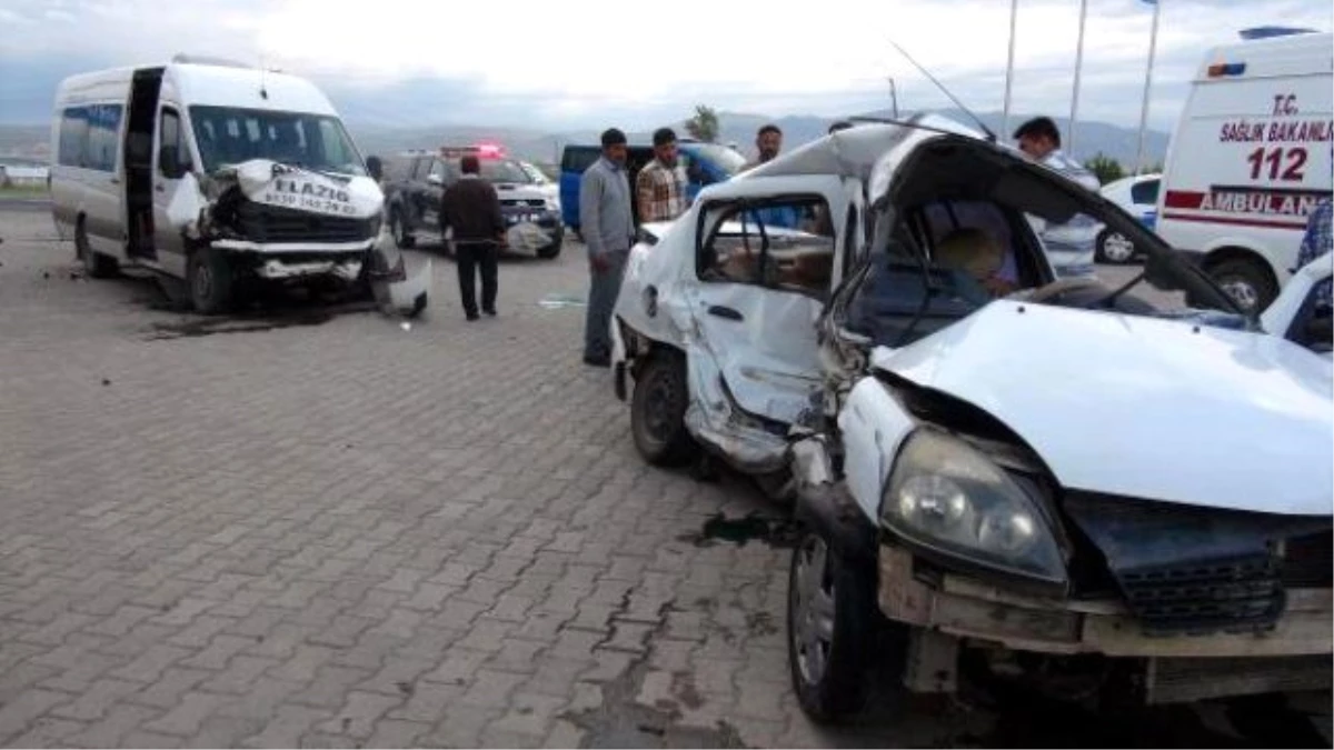 Elazığ\'da Minibüsle Otomobil Çarpıştı: 4 Yaralı