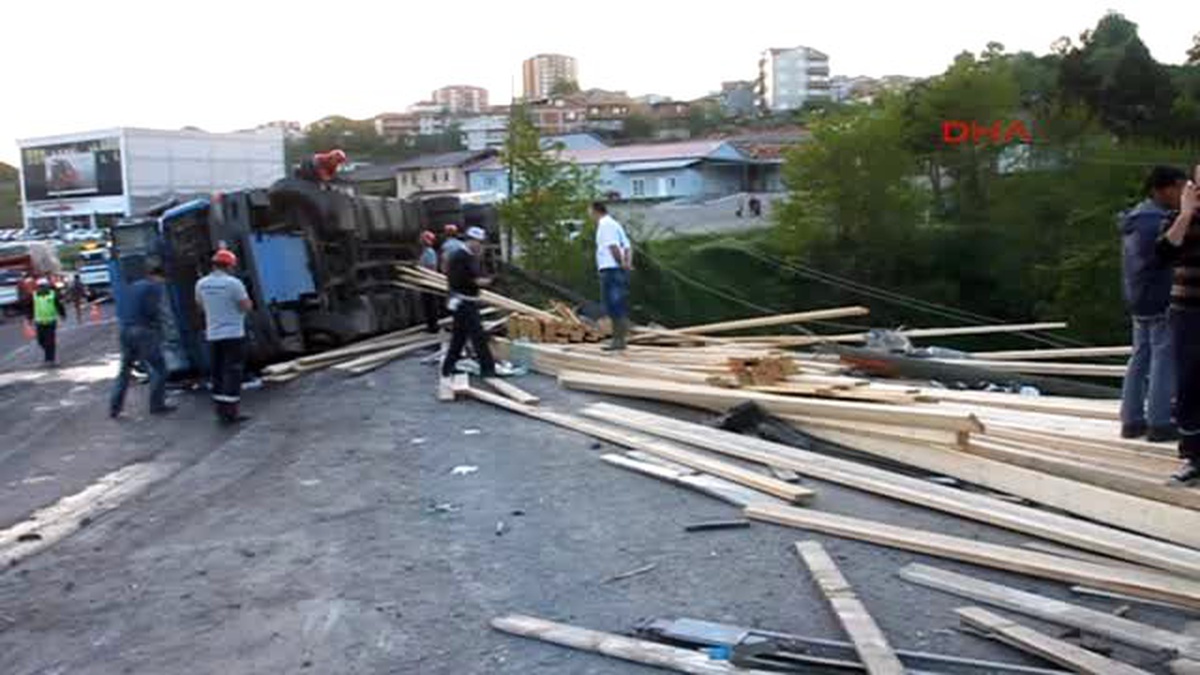 Kaza Yapan Arkadaşını Göremeyince Gözyaşlarına Boğuldu