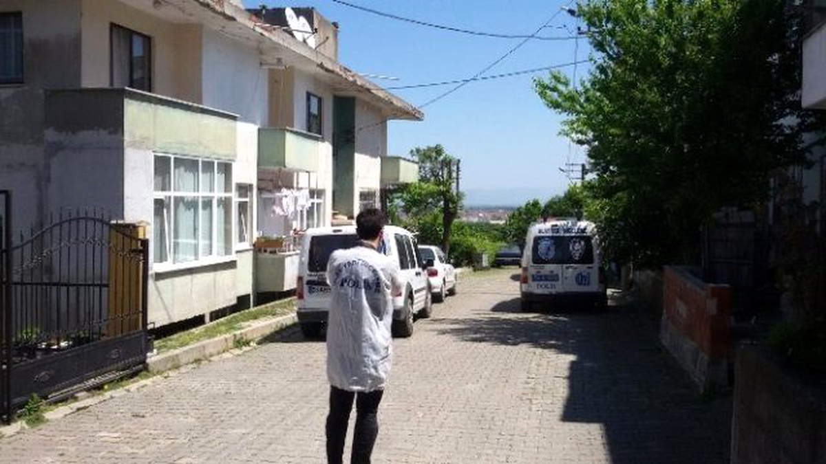 Havaya Sıkılan Kurşun Yaşlı Çiftin Evine İsabet Etti
