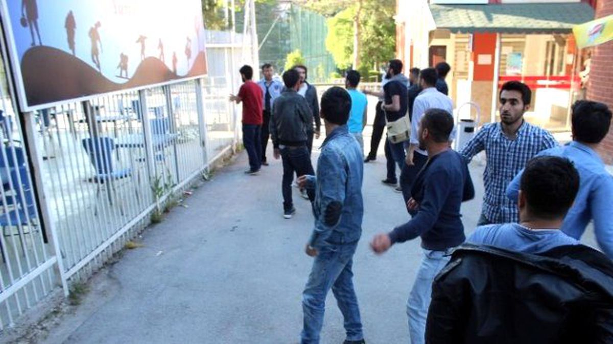 Hdp Bayraklarının İndirilmeye Çalışıldığı İddiası