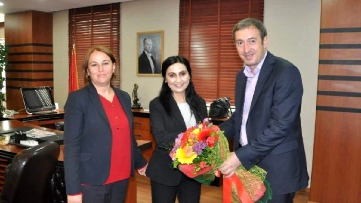 Hdp Eş Genel Başkanı Figen Yüksekdağ Siirt Belediyesi\'ni Ziyaret Etti