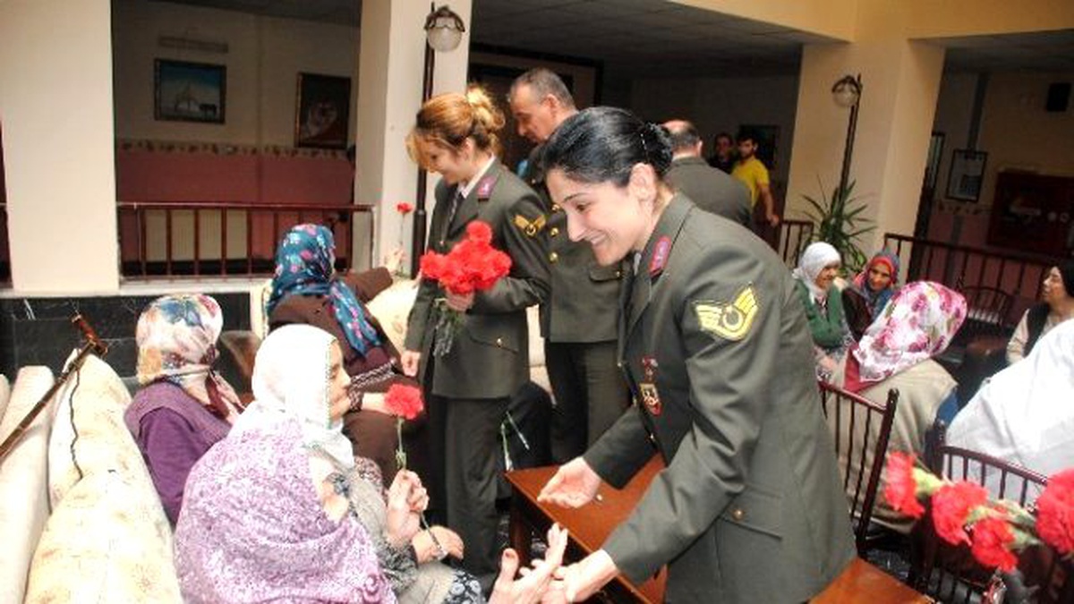 İl Jandarma Komutanlığı Personelinden Huzurevine Anneler Günü Ziyareti