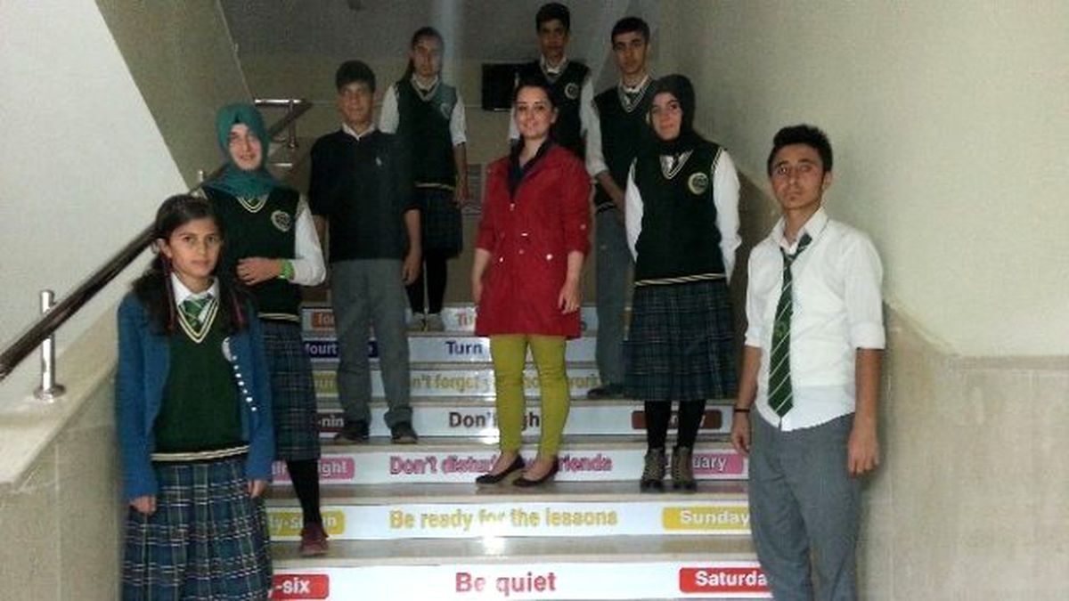 İngilizceyi Merdiven Basamaklarında Öğreniyorlar