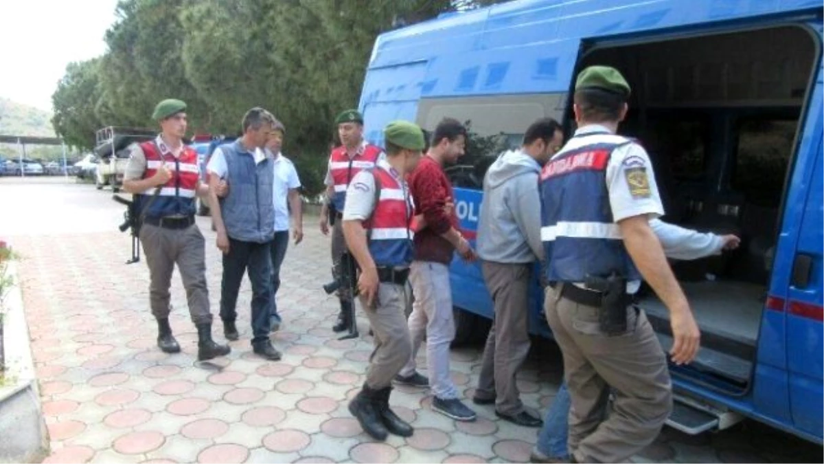 İzmir\'de Jandarmadan Kaçak Göçmen Operasyonu