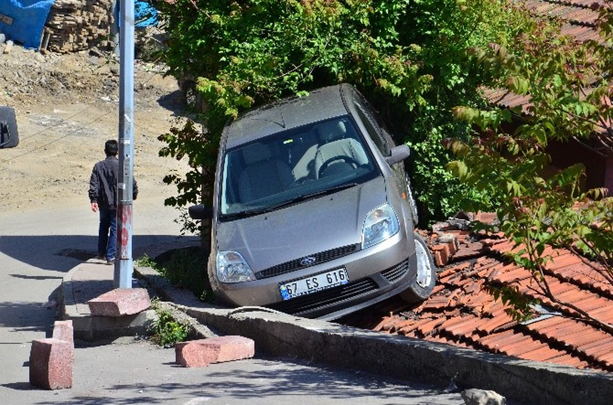 Kadın Sürücü Yayalara Yol Verince Olanlar Oldu