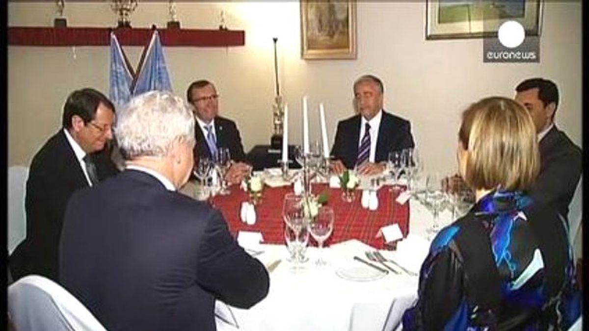 Kıbrıs\'ta Taraflar El Sıkıştı