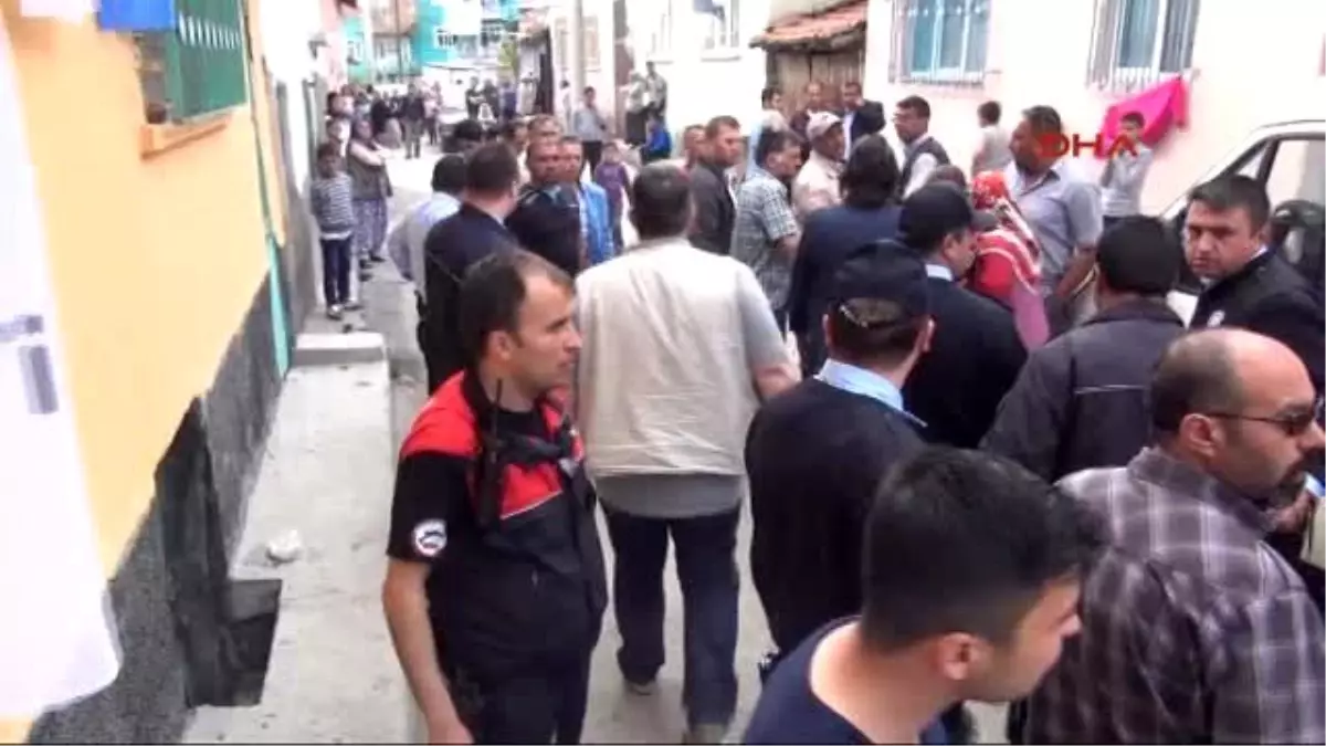 AK Parti ve CHP\'li İki Komşunun Bayrak Asma Kavgası