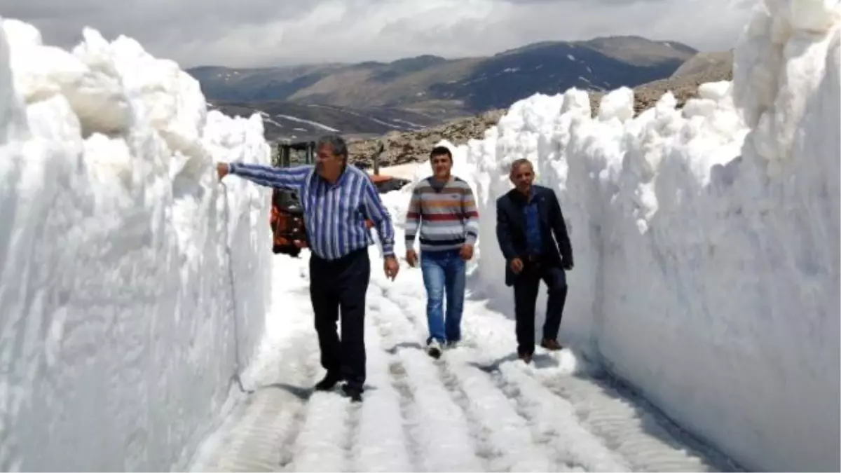 Antalya\'da Mayıs Ayında Kar Kalınlığı 5 Metre!