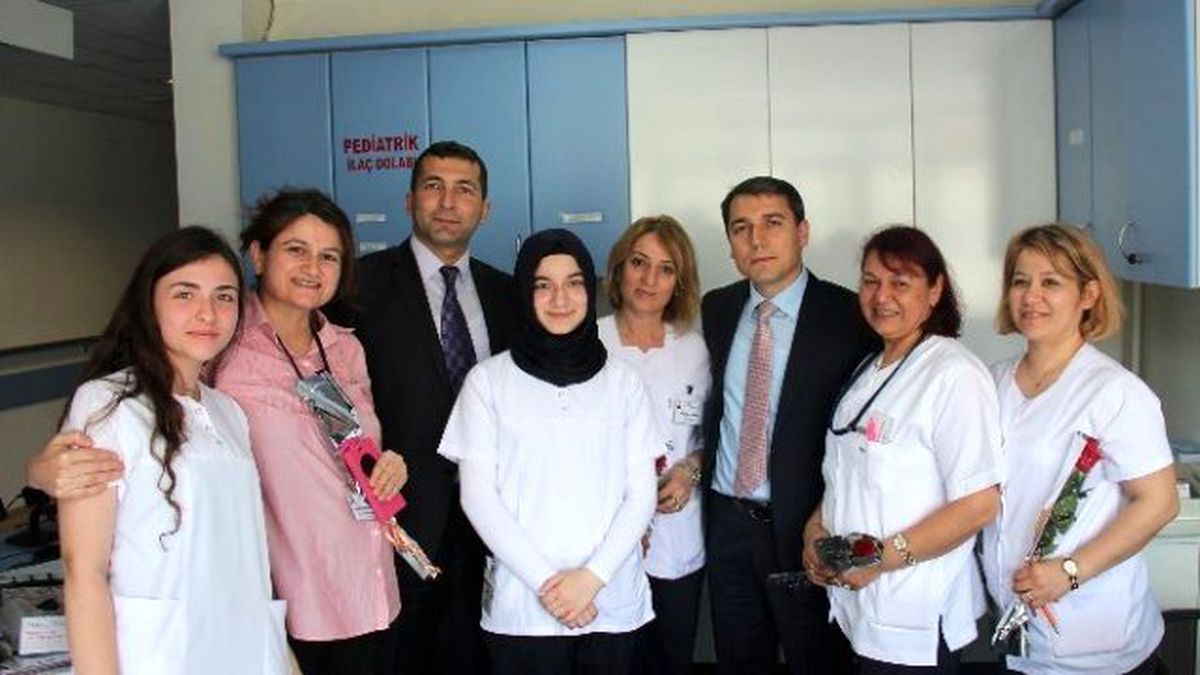 Opr. Dr. Dursun M. Mehel\'den Hemşirelere Çiçek