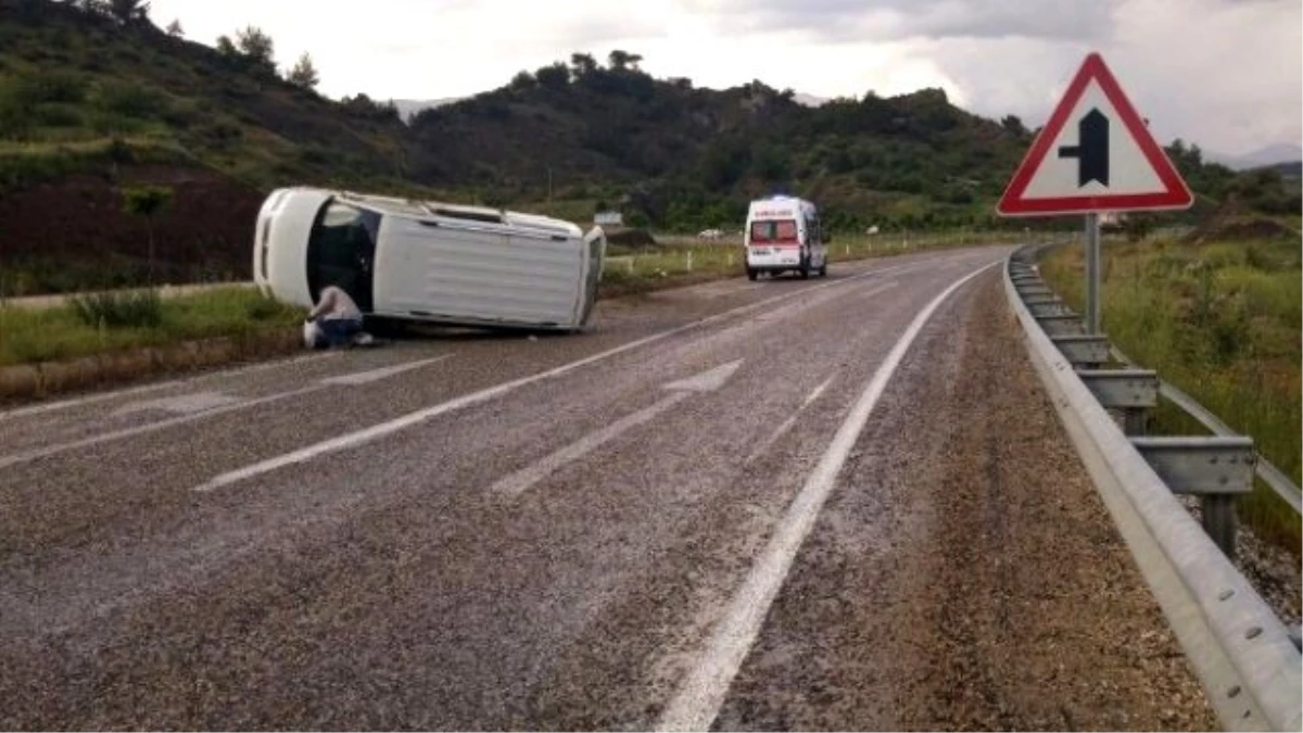 Minibüs Takla Attı: 2 Yaralı