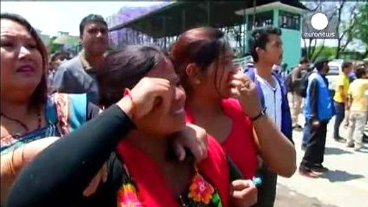 Nepal ve Hindistan\'da Deprem Paniği