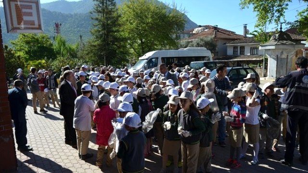 Öğrenciler Çevre Temizliği Etkinliği Kapsamında Park ve Bahçelerle Çöp Topladı