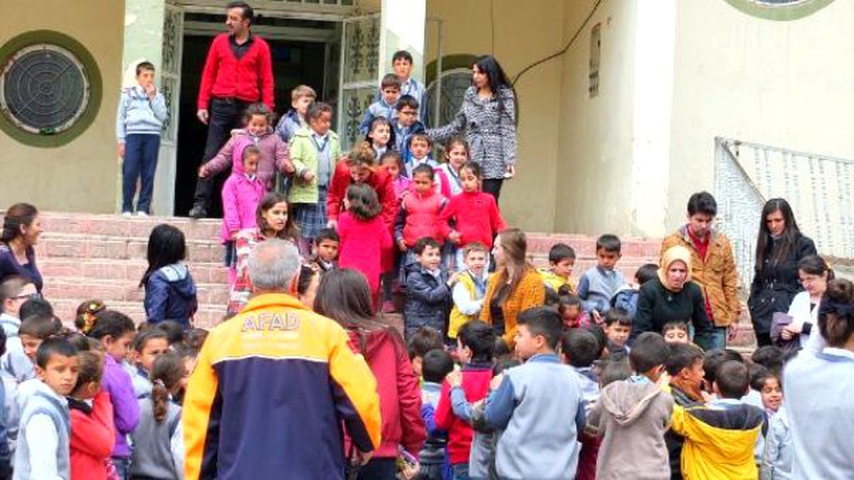 Okuldaki Yangın Tatbikatı Habersiz Velileri Korkuttu