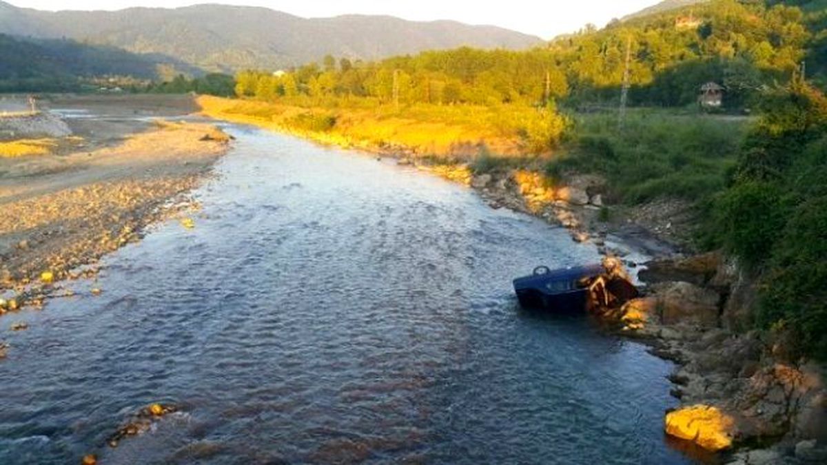 Otomobil Irmağa Uçtu: 1 Yaralı