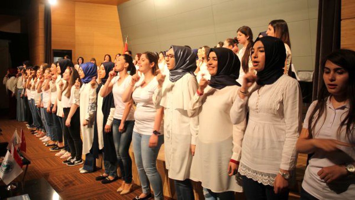 Oyun Ve Şarkılara Elleriyle Ses Verdiler