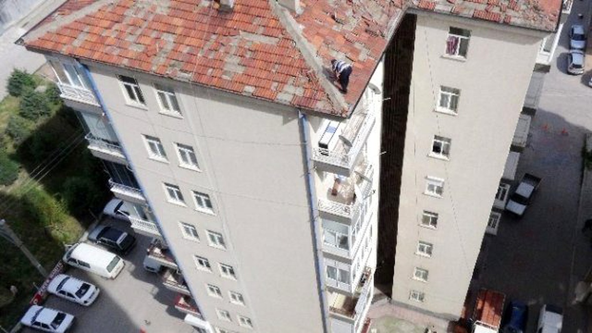 7 Katlı Binanın Çatısında Yürekleri Ağza Getiren Çalışma