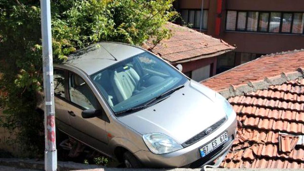 Rampada Geri Kaçırdığı Otomobiliyle Çatıya Uçtu