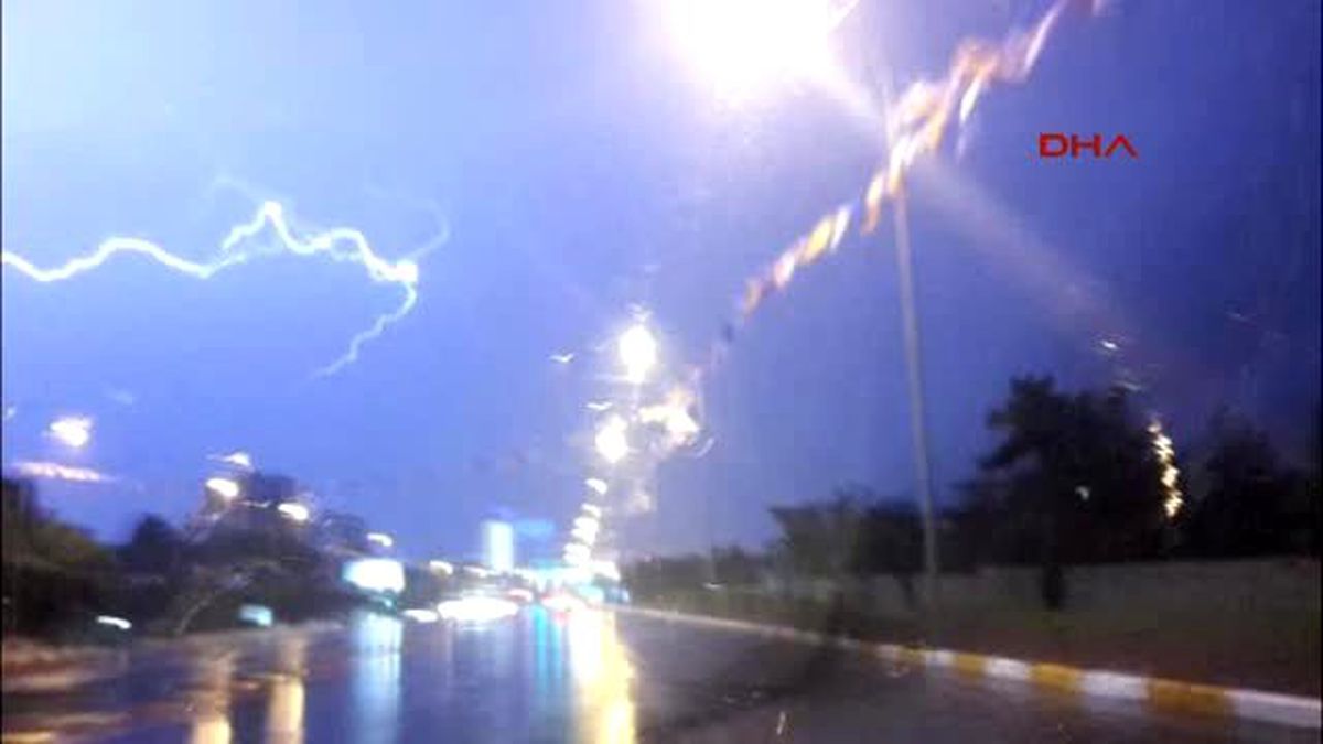 Şanlıurfa\'da Şimşekler Korkuttu